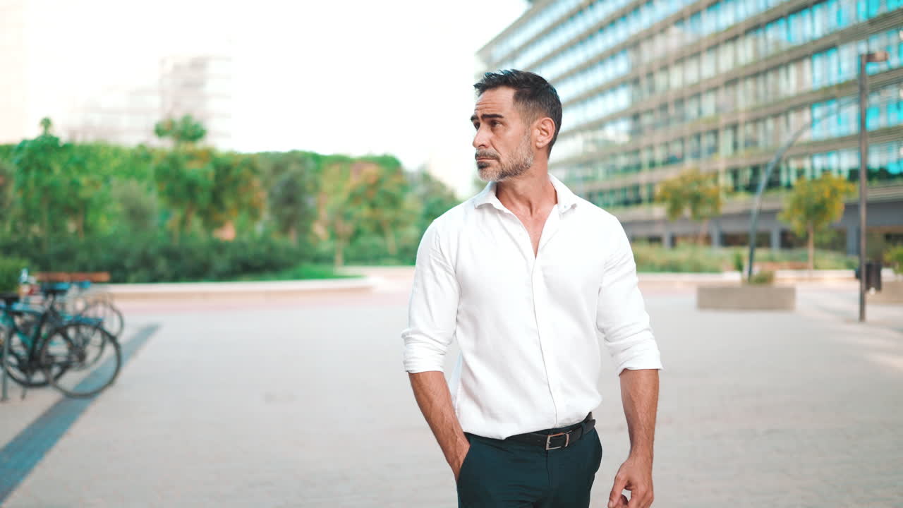 Uomo d'affari in ambiente urbano