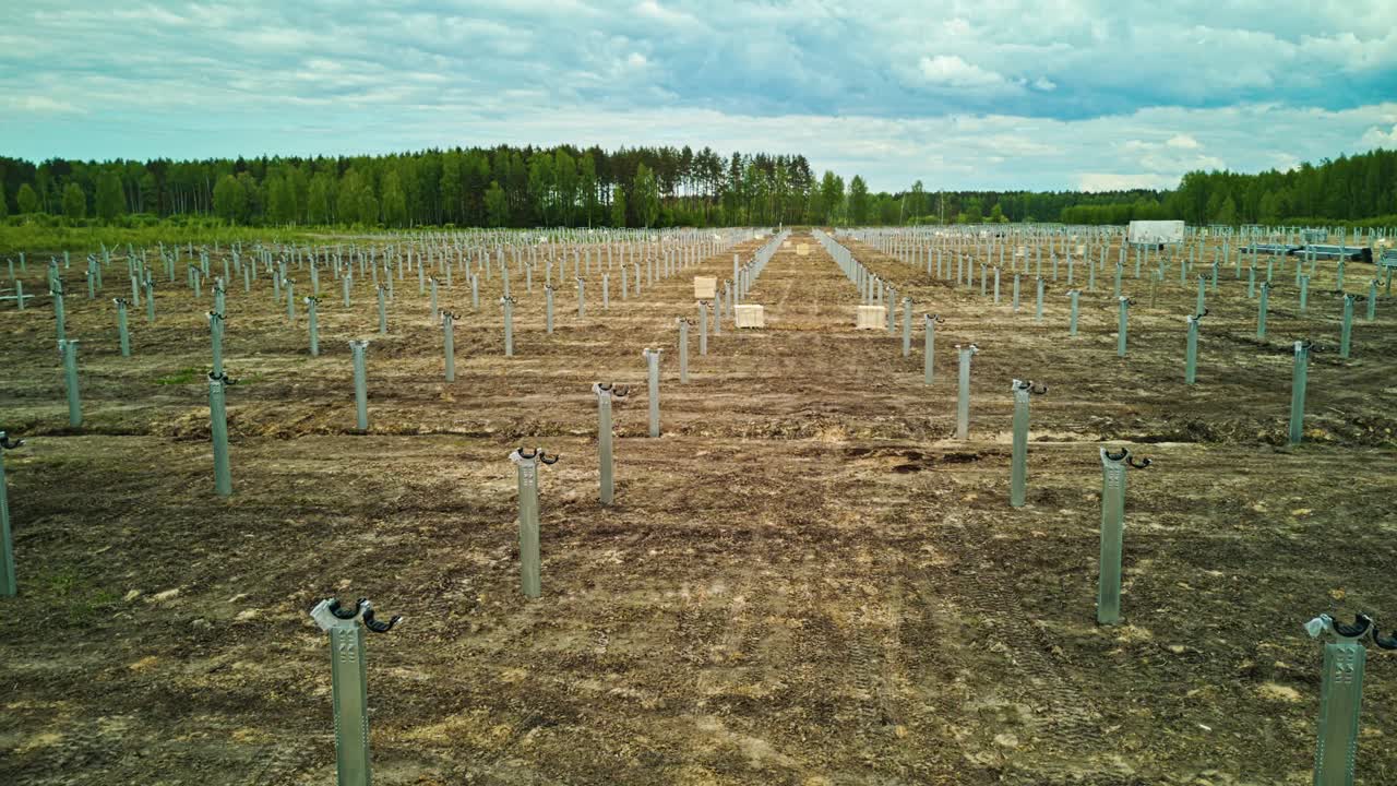 Preparando un campo agrícola para instalar una granja de paneles solares - revelación aérea en hyperlapse con alejamiento