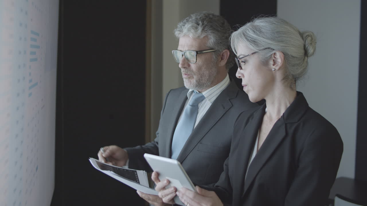 inversores profesionales mirando las estadísticas del mercado de valores