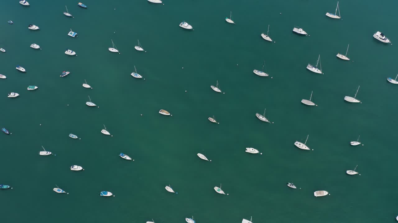 Luftfoto ovenfra av yachtklubb og marina på en solrik dag