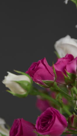 disparo vertical de un ramo de flores girando con espacio de copia