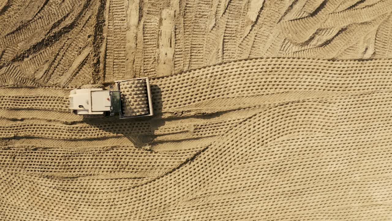 바쁜 건설 현장 및 건설 장비 공중