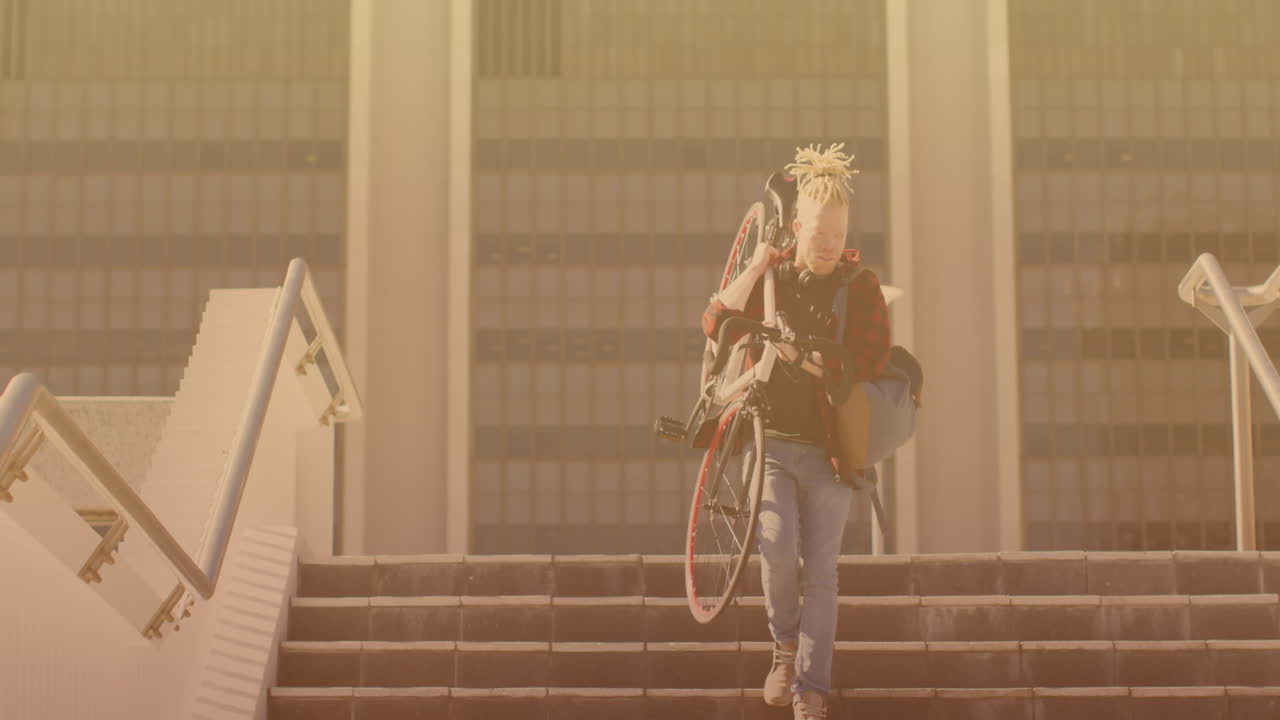 анимация альбиноса, афроамериканца, несущего велосипед