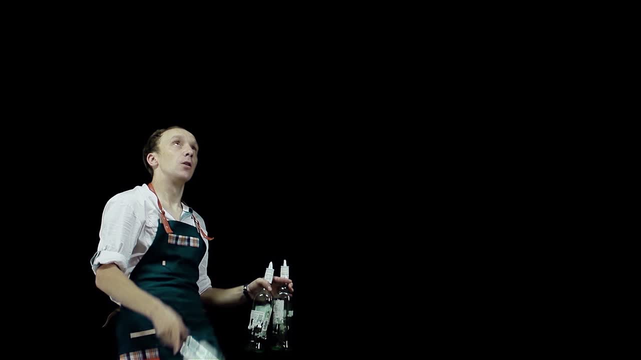 바텐더가 물건을 저글링하고 있습니다.