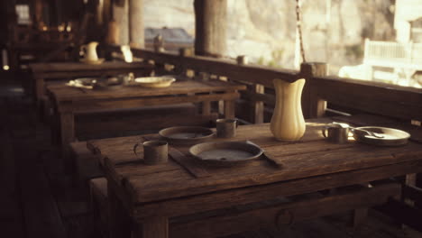 taberna rústica con mesas y sillas de madera