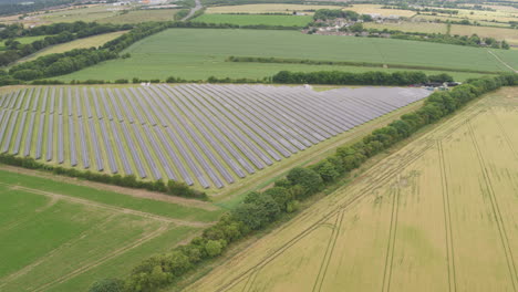 Gran-Complejo-De-Energía-Solar-Entre-Vastos-Campos-De-Cultivo.