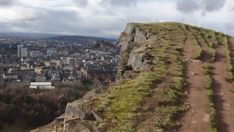 Blick-Auf-Die-Stadt-Edinburgh-Von-Arthur&#39;s-Seat-Mit-Edinburgh-Castle