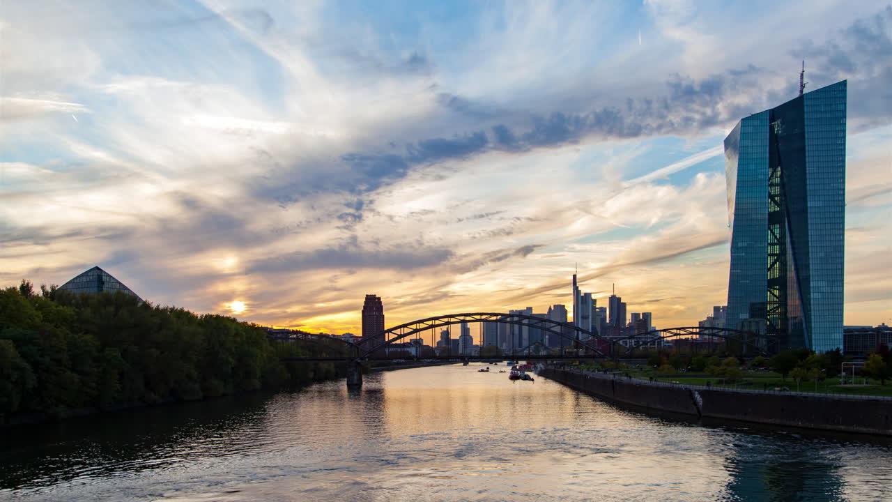 프랑크푸르트 해가 지는 스카이라인과 다리