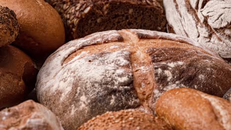 el pan natural recién horneado está en la mesa de la cocina.
