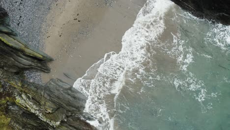 Ocean-Waves-Splashing-On-The-Shore-Of-Torpoint-On-Rame-Peninsula-In-Southeast-Cornwall,-England