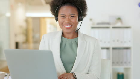 Portrait-of-a-friendly-call-center-agent-using