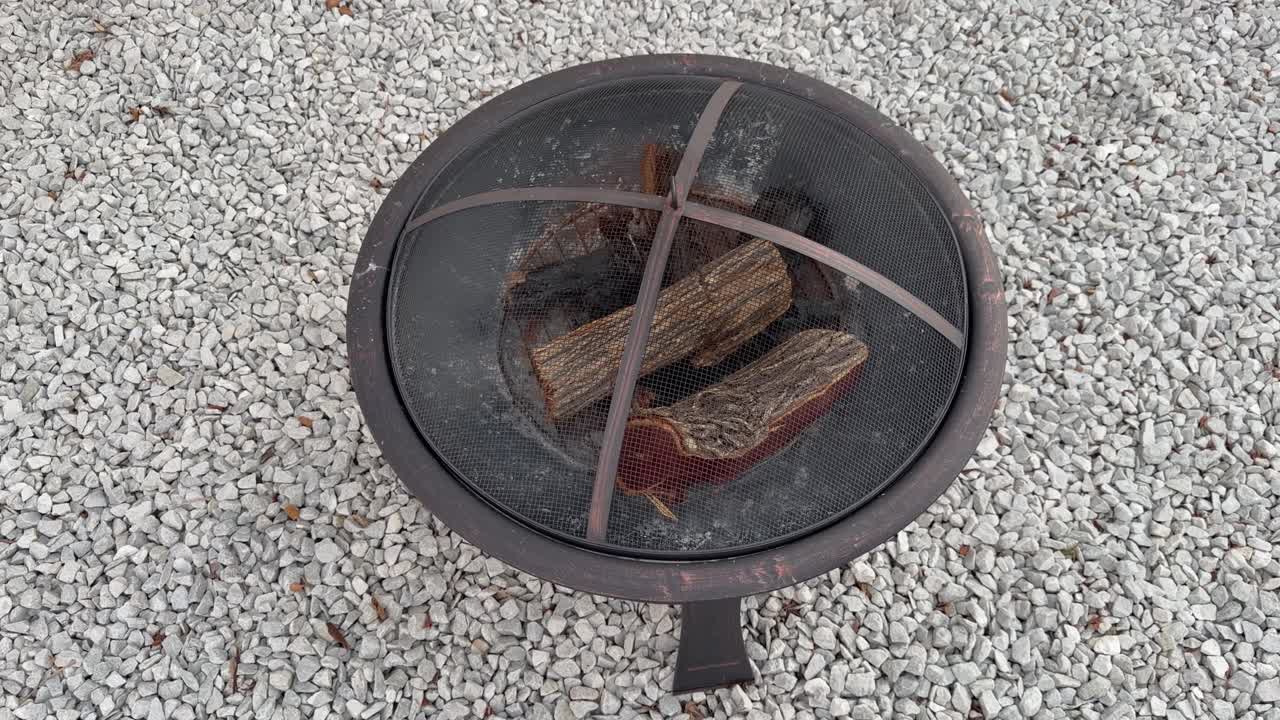 Catasta di legna su una pira, pronta per essere bruciata.