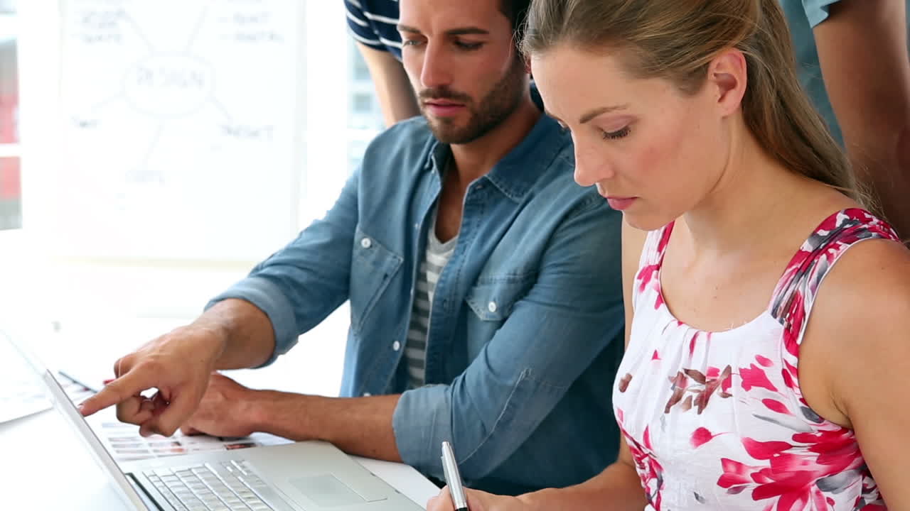 equipo de diseñadores teniendo una reunión