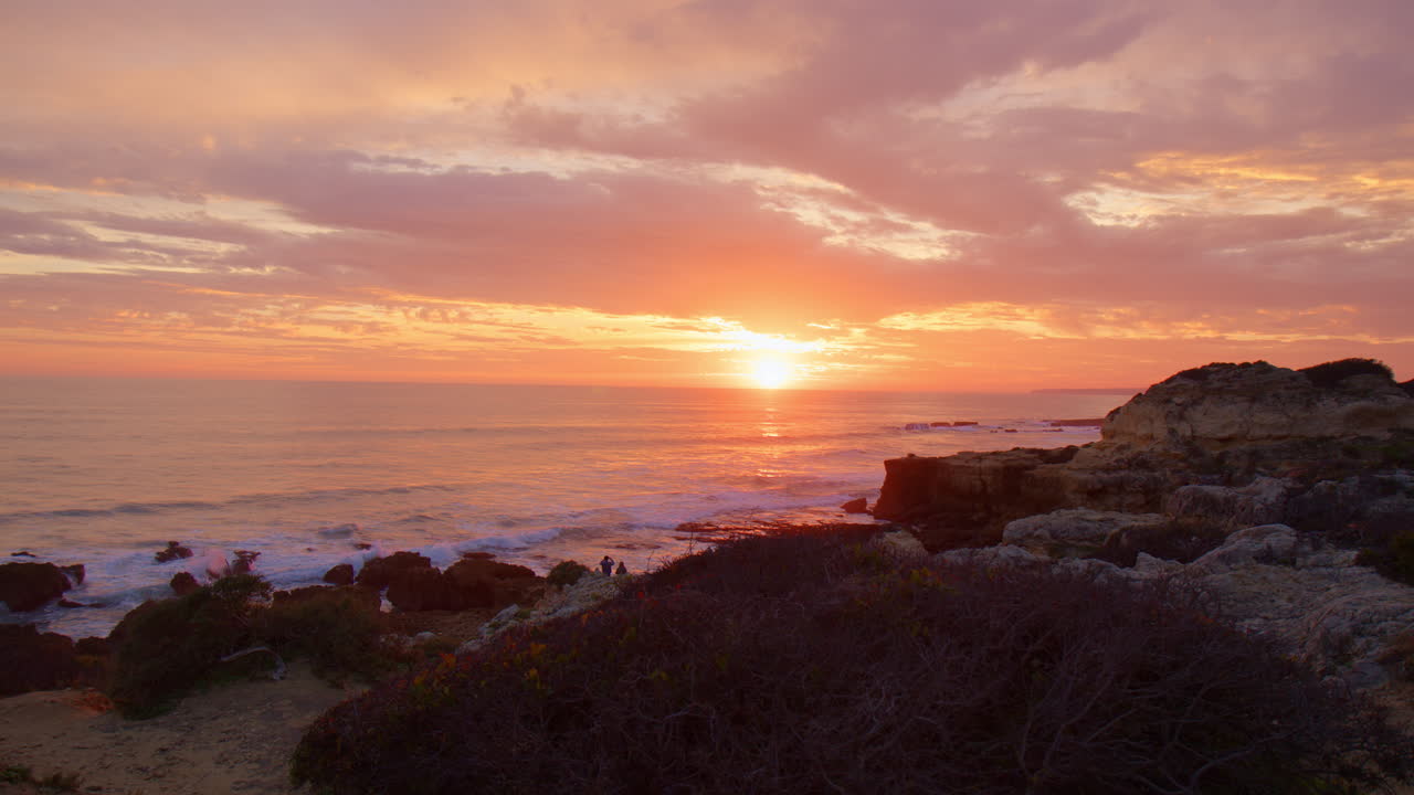 paisaje del atardecer de una playa en el algarve, portugal - amplio