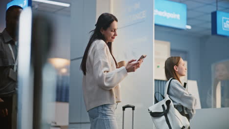 airport passengers waiting in line