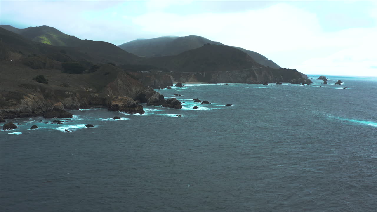 une prise de vue aérienne du pont de bixby creek à monterey, en californie, aux états-unis.