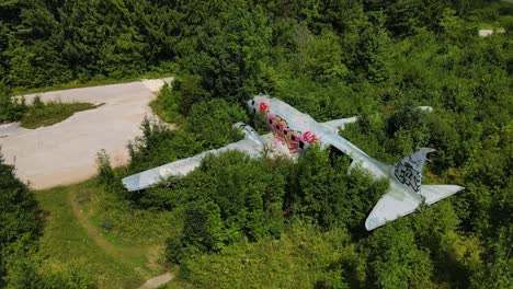 Viejo-Avión-Hundido-En-Un-Antiguo-Cuartel-De-Aviones-En-Croacia-En-La-Frontera