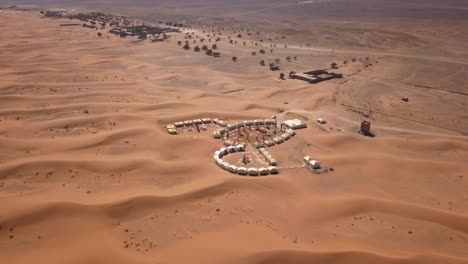 Antenne:-Luxus-Campingplatz-Sahara-Wüste