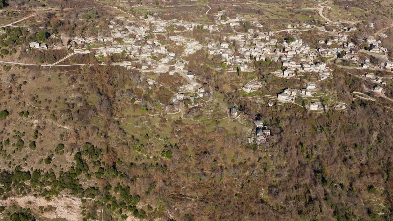 Villaggio di Kalarites, regione di Tzoumerka, Epiro, Grecia, insediamenti ad alta quota, vista aerea.