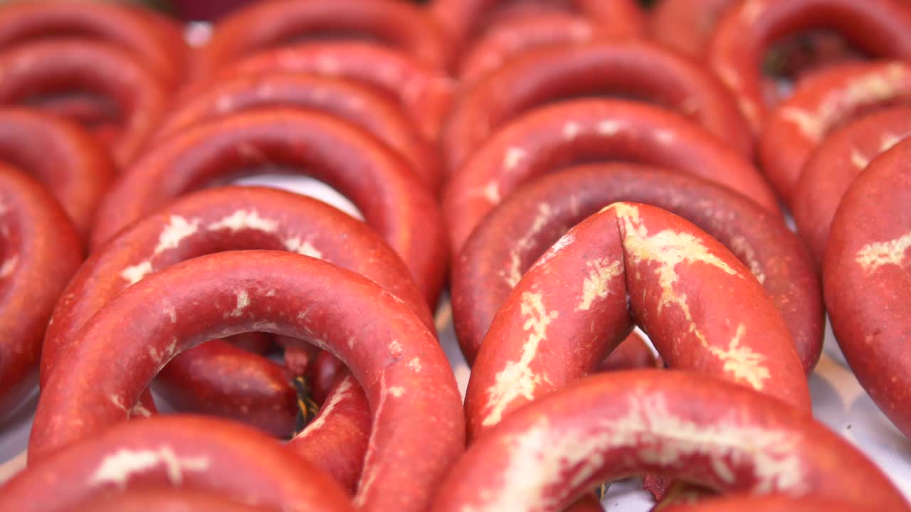 un primer plano de las salchichas turcas sucuk