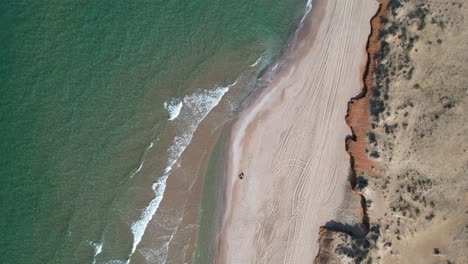vista de drones en la orilla del mar
