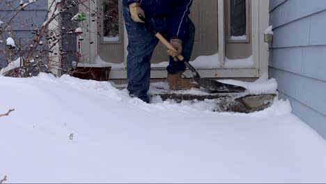 Im-Winter-Schnee-Von-Einer-Veranda-Räumen