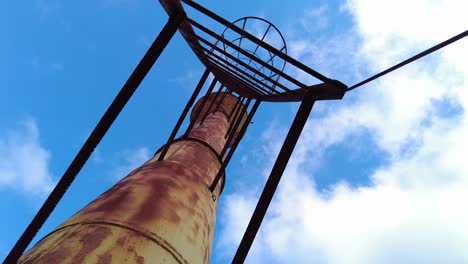 vieja torre de agua soviética oxidada