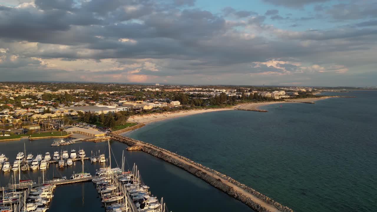 vista aérea del puerto de fremantle y los barcos con la playa sur en la distancia al atardecer, australia