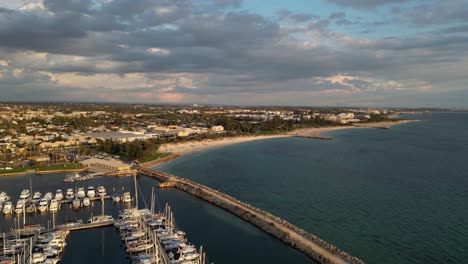 vista aérea del puerto de fremantle y los barcos con la playa sur en la distancia al atardecer, australia