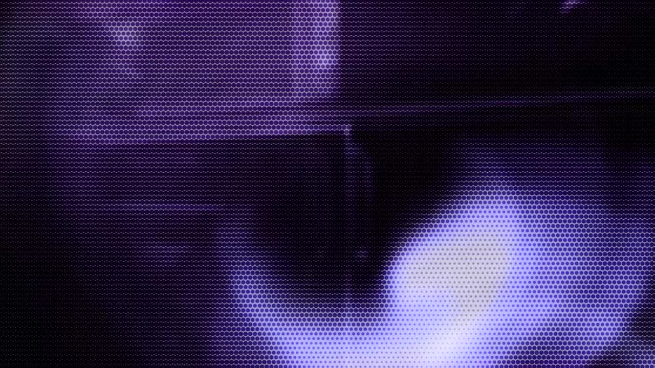 fondo de movimiento que muestra equipos de telecomunicaciones como estación de radiodifusión por satélite fibra óptica cable teléfono inteligente televisión por internet