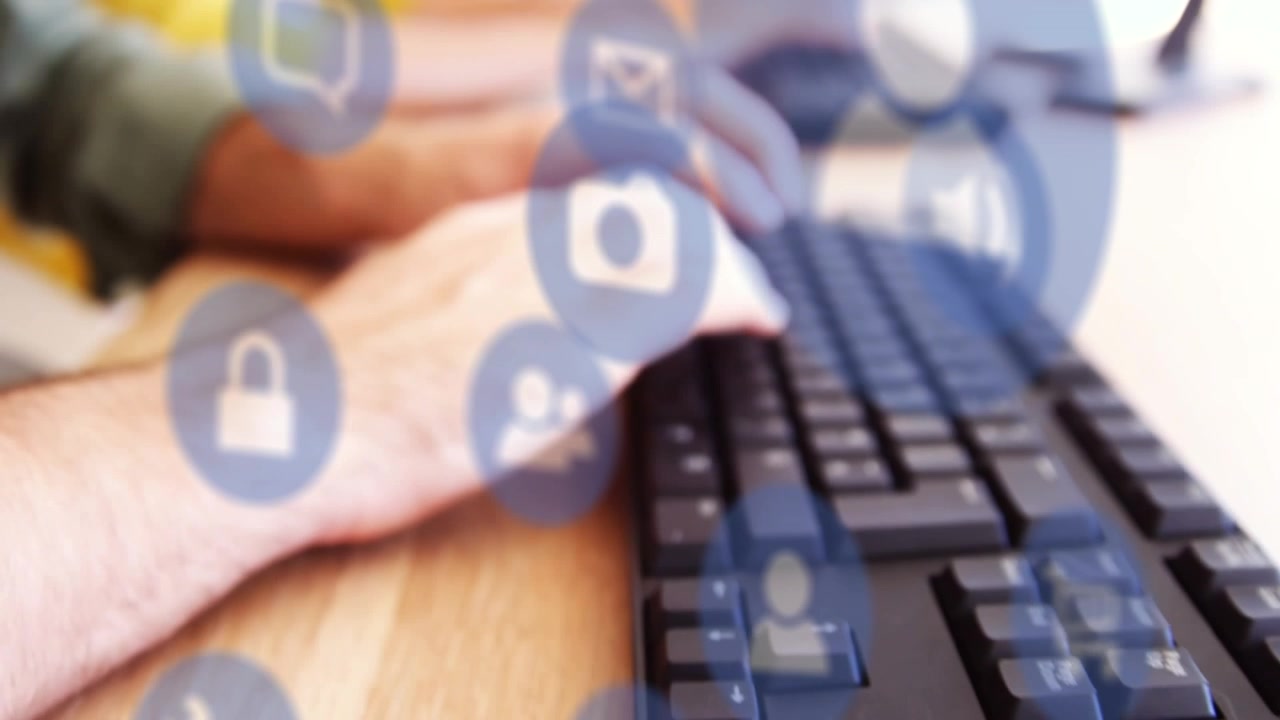 Persona che digita sulla tastiera con sovrapposizione di icone digitali di social media