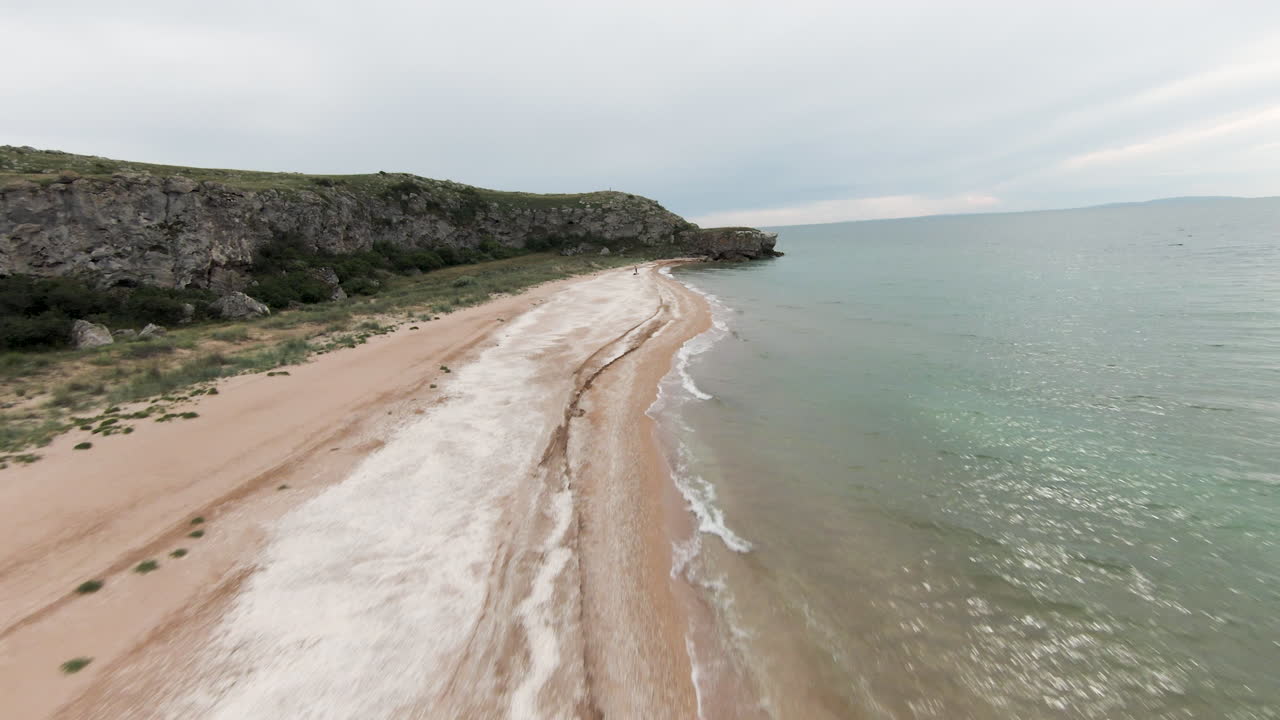 Luchtfoto van een rotsachtig strand en kustlijn