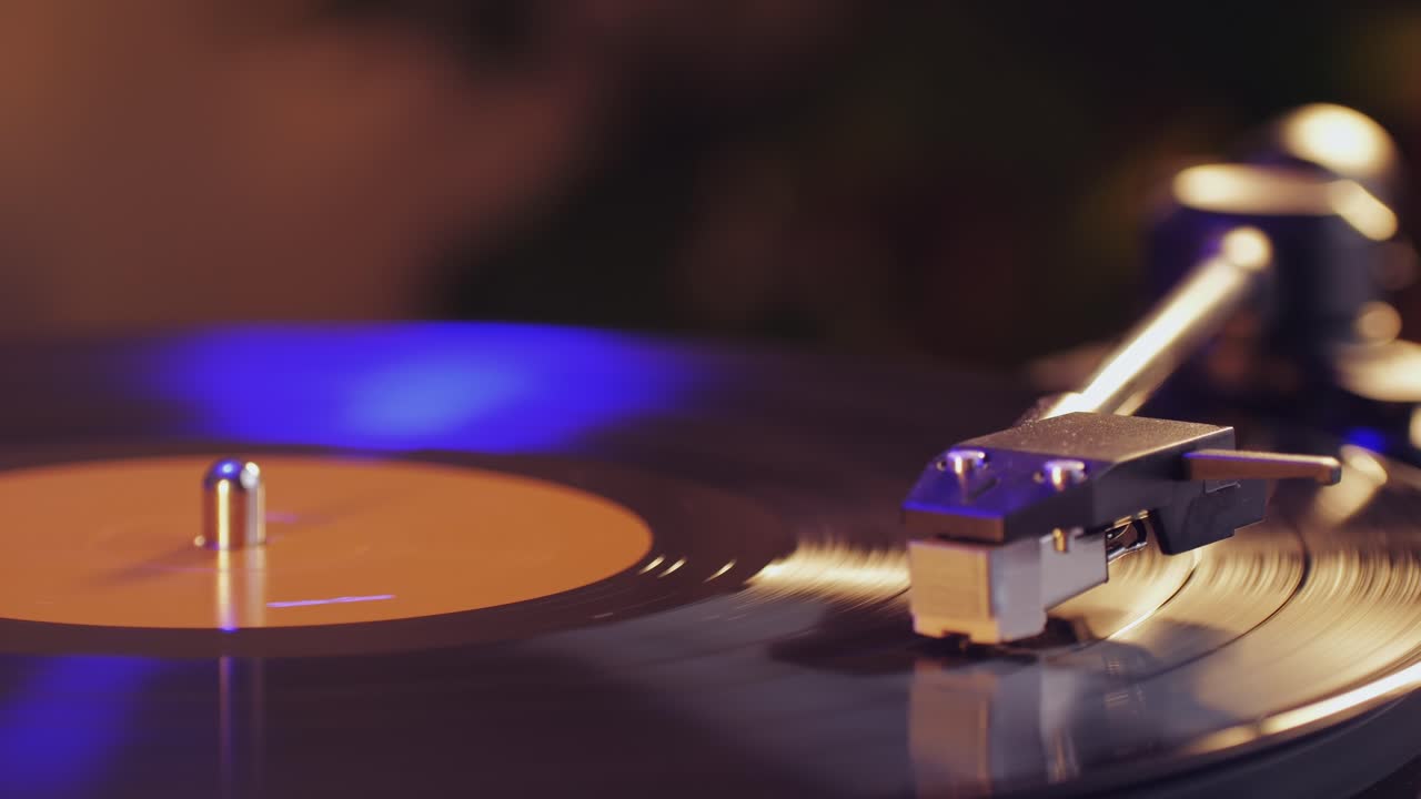 reproductor de discos de vinilo retro tocando música, macro disparo de primer plano de disco de lp vintage girando el fonógrafo antiguo. reproductor de música retro.