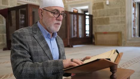 Mann-Liest-Koran