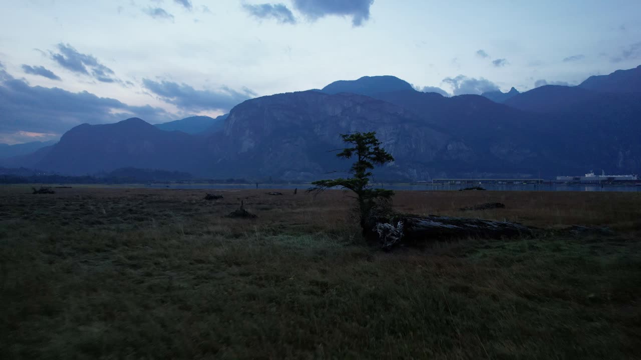 drone volar sobre el área de conservación squamish escupir montañas canadienses paisajes salvaje naturaleza vegetación no contaminado madre tierra