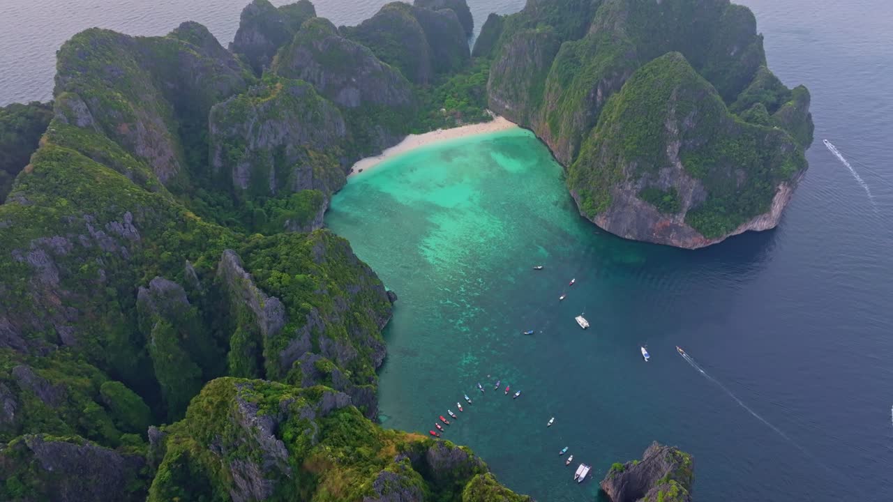 Cảnh nhìn từ trên cao về bãi biển Maya Bay trên đảo Phi Phi Leh, Thái Lan