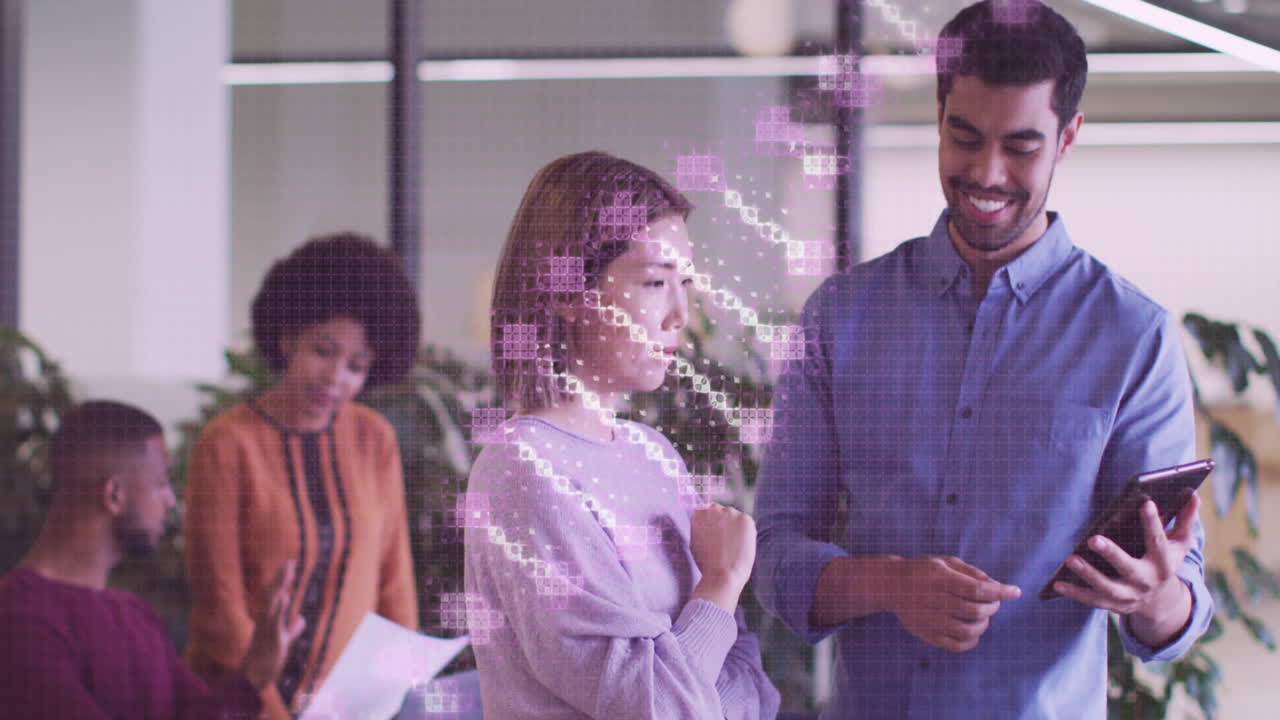 animación de adn girando sobre diversos compañeros de trabajo femeninos y masculinos con tableta en la oficina