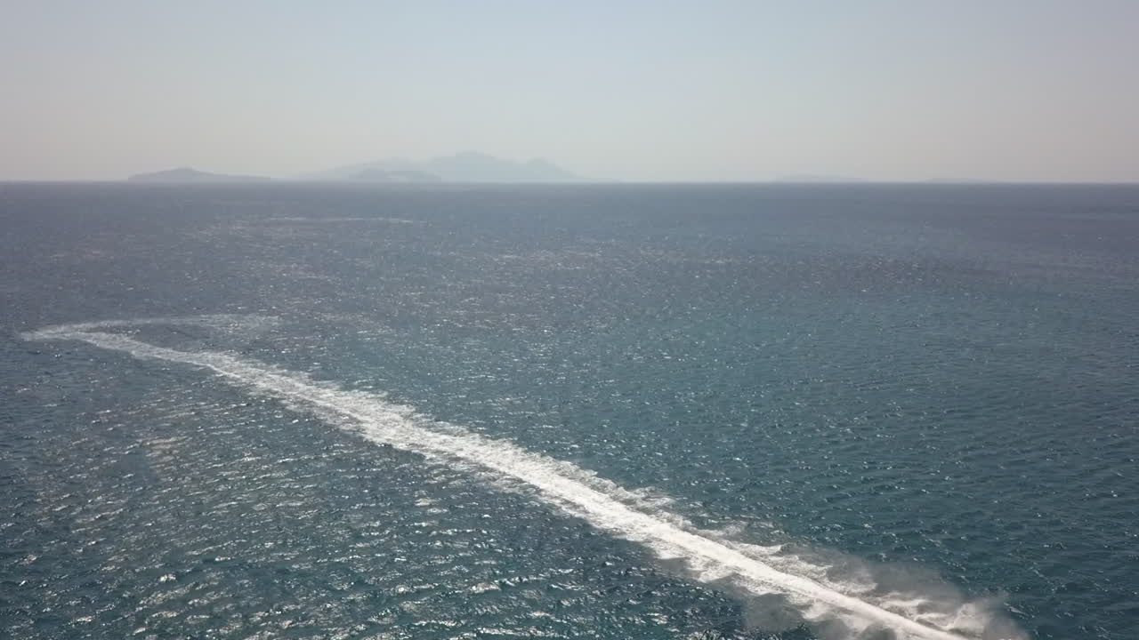 오션 항공: 열린 물에서 프레임 밖에서 대각선으로 제트 스키 경주