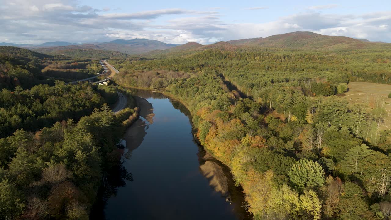 río en el pintoresco paisaje natural en el desierto del bosque de nueva inglaterra - vista aérea de drones en aumento