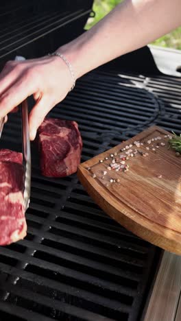 cocinando filetes de ribeye en una parrilla