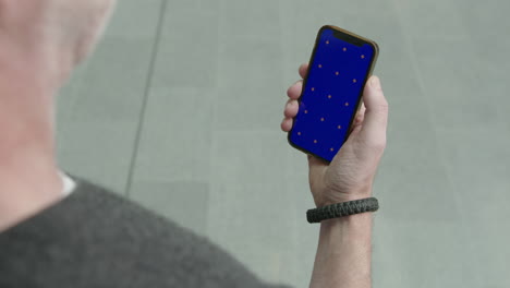 Mann,-Der-Anruft,-Das-Smartphone-Iphone-Blauer-Grüner-Bildschirmersatz-tracker-marker-verfolgungsbildschirme-Anruft,-Die-Die-Rechte-Hand-Hält,-Die-Das-Handy-Hält,-Das-App-Tiktok-Ansieht,-Das-Moderne-Technologie-Auf-Lager-Social-Media-Tendiert