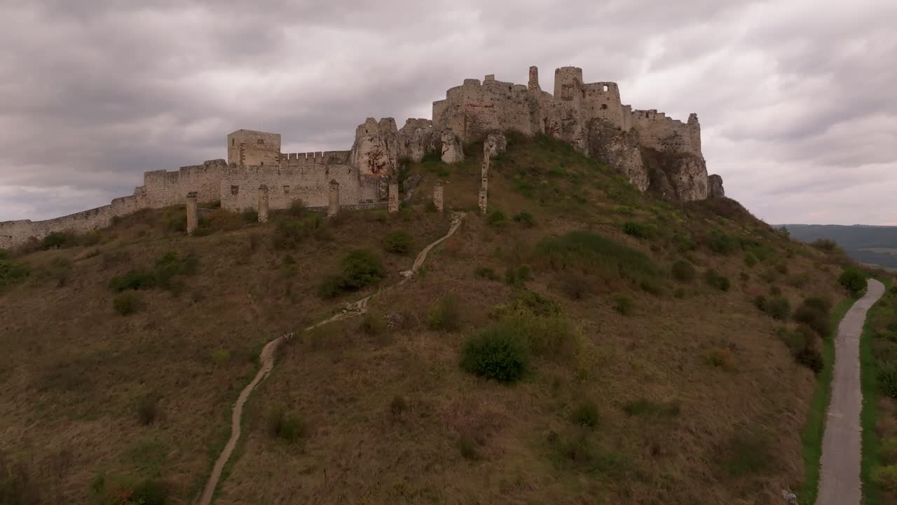 Sonnenlicht beleuchtet die Zipser Burg und sanfte Hügel von oben, Slowakei.