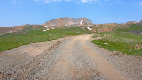 Punto-De-Vista-Cerca-Del-Paso-Del-Oso-Negro,-Conduciendo-Por-Un-Sendero-De-Grava-Cortado-Rocoso,-Prado-Alpino-En-Las-Montañas-De-San-Juan-Cerca-De-Telluride-Colorado