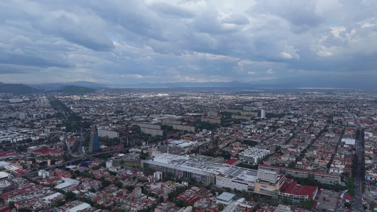 Ripresa aerea panoramica di Città del Messico in una giornata cupa e nuvolosa.
