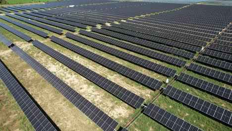 Un-Campo-De-Paneles-Solares-En-Wisconsin-Absorbe-La-Energía-Del-Sol-Y-La-Convierte-En-Electricidad.