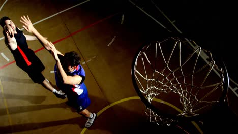 Konkurrenten-Spielen-Basketball-Auf-Dem-Platz-4k