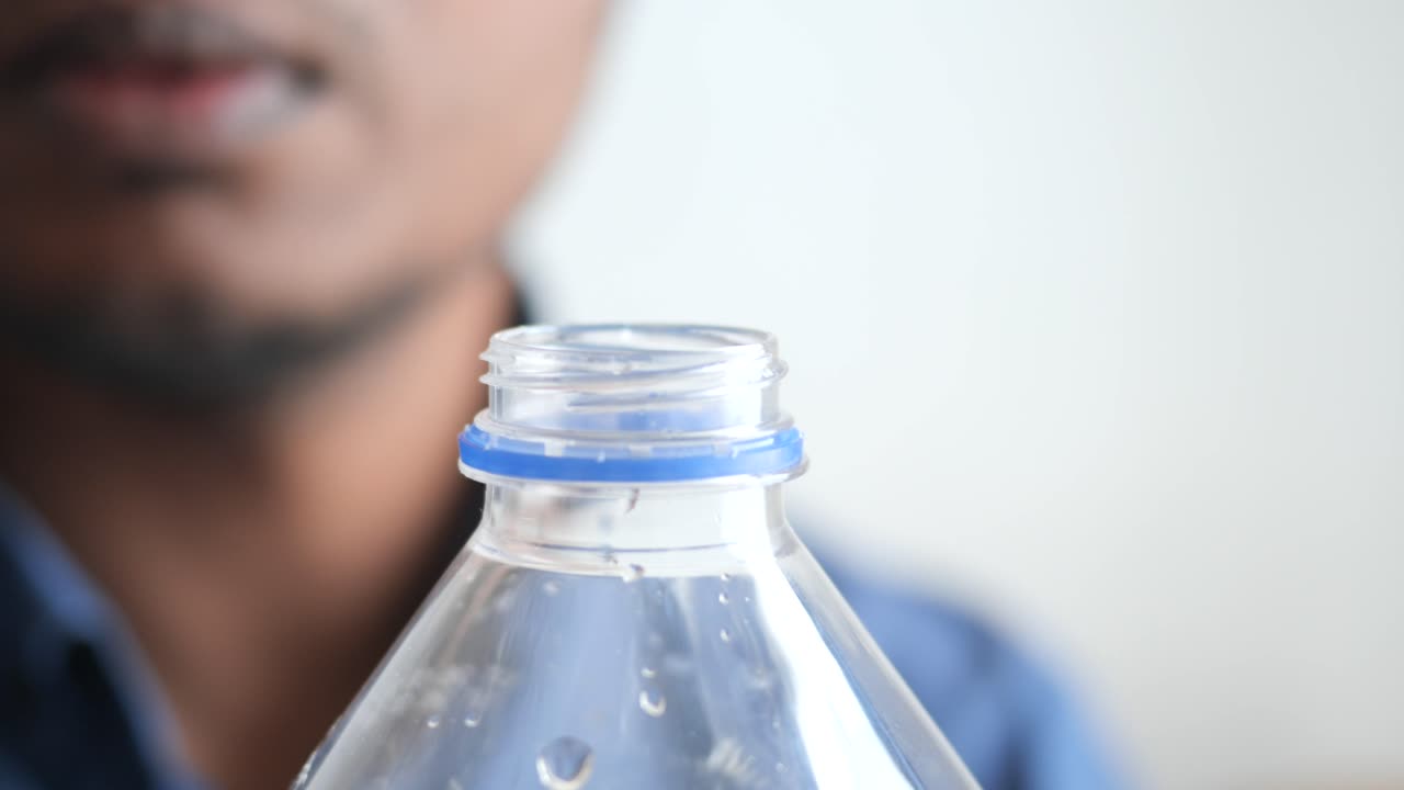 una persona abriendo una botella de agua