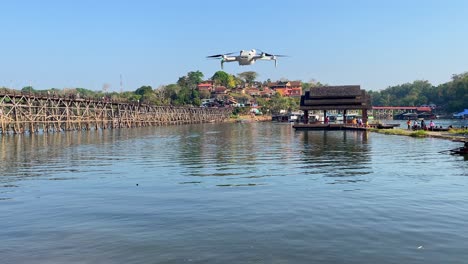 vista estática de un pequeño dron blanco con vistas a la ciudad rural de sangkhlaburi en la provincia de kanchanaburi de tailandia, creación de contenido aéreo