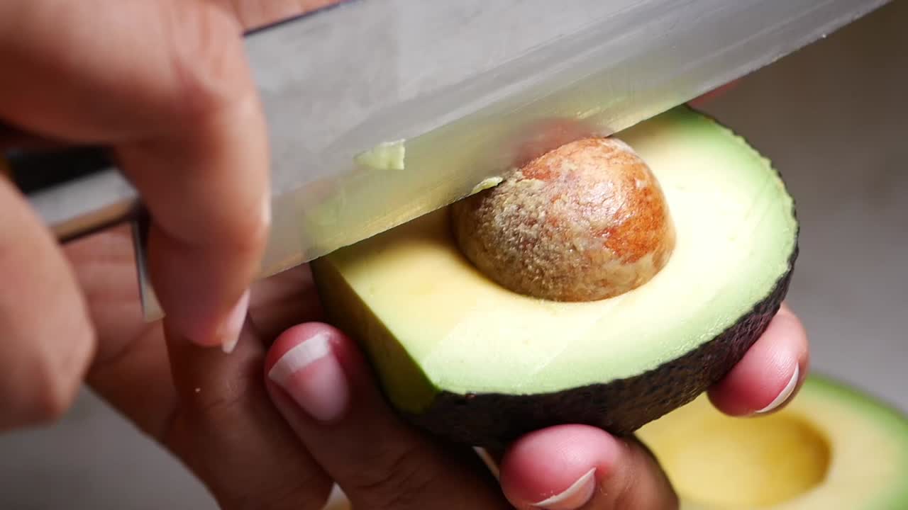 cortando un aguacate