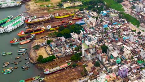 vista a vista de pájaro del astillero de reparación de barcos cerca de la ciudad de dhaka en bangladesh